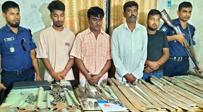 গোবিন্দগঞ্জে মাটি খুঁড়ে বিপুল পরিমাণ দেশীয় অস্ত্র, নকল পিস্তল, ইয়াবা ও ল্যাপটপ উদ্ধার : ৪ শীর্ষ সন্ত্রাসীকে আটক করেছে যৌথ বাহিনী