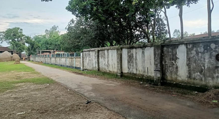 বিদ্যালয়ের বুক চিরে পাকা রাস্তা ও প্রাচীর শিক্ষার্থীরা খেলাধুলা থেকে বঞ্চিত শিবগঞ্জের চন্দনপুর