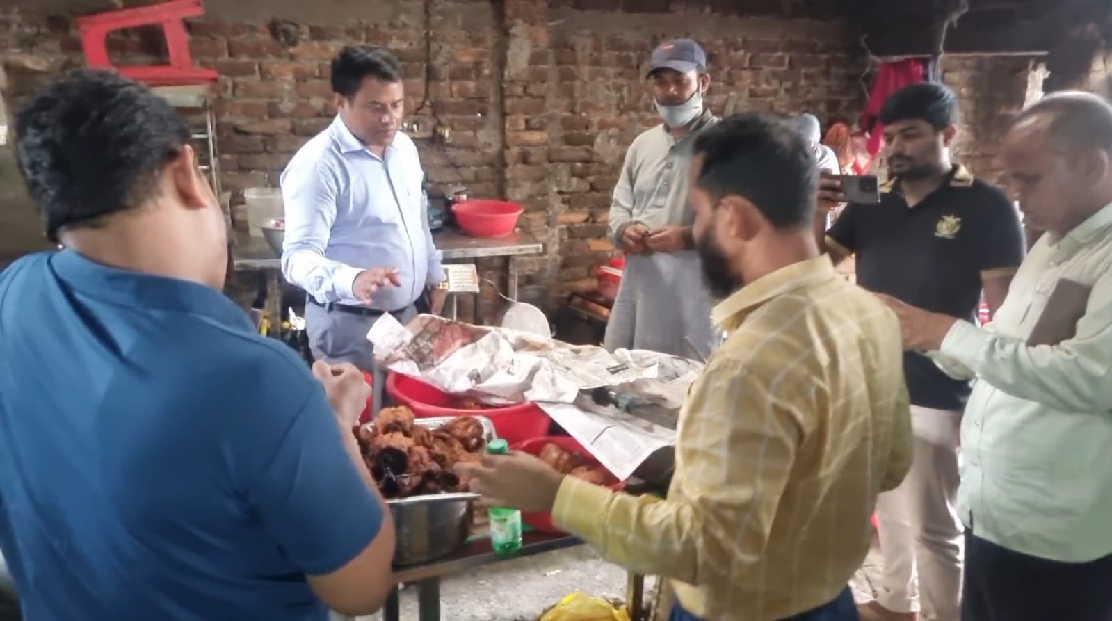 ফুলবাড়ীতে মোবাইল কোর্টে তিন ব্যবসায়ীকে জরিমানা