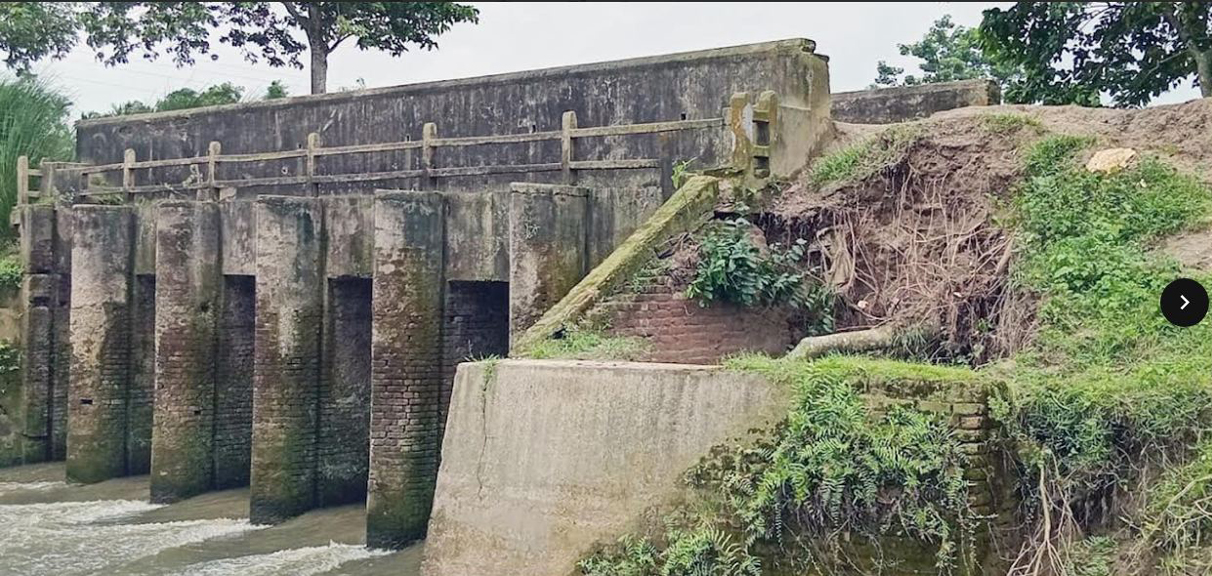 গোবিন্দগঞ্জের নলেয়া নদীর ওপর নির্মিত শতবছরের পুরোনো নলেয়া স্লুইজ গেট সংস্কার অভাবে ঝুকিপূর্ণ