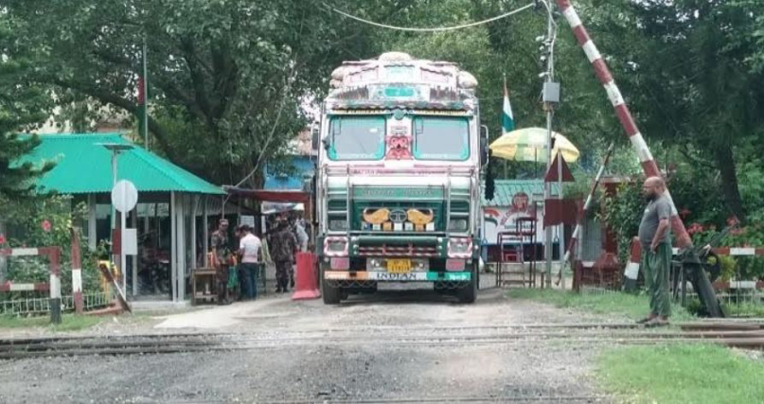 হিলি বন্দরে বেড়েছে আমদানি-রপ্তানি, ফিরেছে কর্মচাঞ্চল্যতা