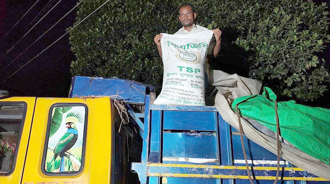 ঠাকুরগাঁওয়ে মধ্যরাতে সরকারি সার বোঝাই ট্রাক আটক