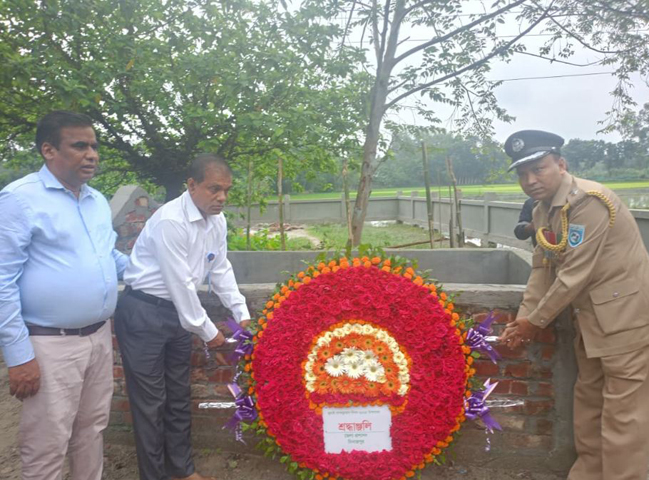 দিনাজপুরে জুলাই আগস্টের গণঅভ্যুত্থানে নিহত যোদ্ধা রাহুলের কবরে জেলা প্রশাসন ও বিভিন্ন সরকারি দপ্তরের শ্রদ্ধাঞ্জলি অর্পণ