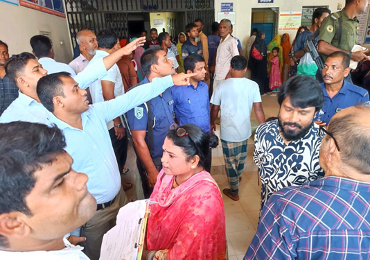 ফুলবাড়ীতে স্বাস্থ্য কমপ্লেক্সে ভ্রাম্যমাণ আদালতের অভিযানে নারীসহ দুইজনকে অর্থদন্ড