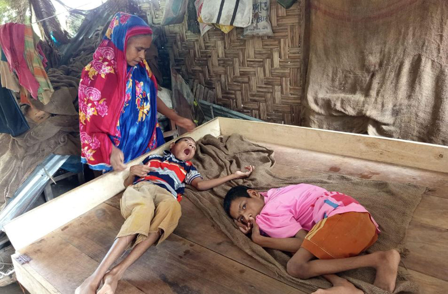 দুই প্রতিবন্ধী নিয়ে বৃদ্ধ বাবা-মায়ের মানবেতর জীবন