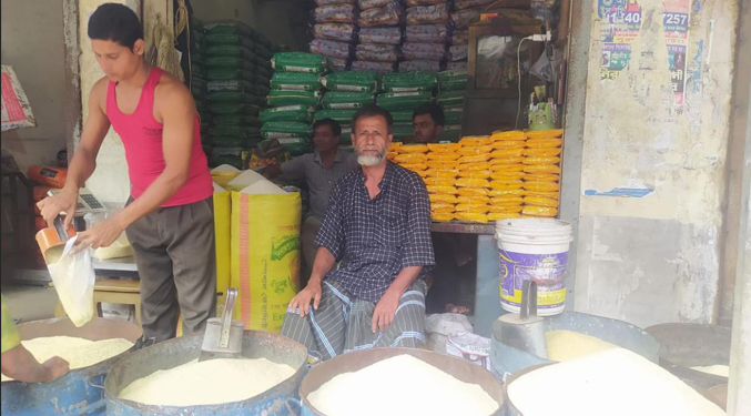 বিপুল পরিমাণ চাল আমদানি হওয়ায় হিলিতে কমেছে চালের দাম