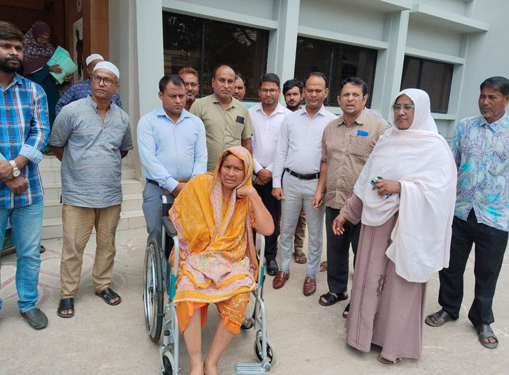 জীবনযাত্রায় গুরুত্বপূর্ণ ভুমিকা রাখতে প্রতিবন্ধীদের মাঝে হুইল চেয়ার বিতরণ