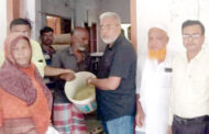 দুস্থদের চাল দিলেন চেয়ারম্যান নাজমুল হক