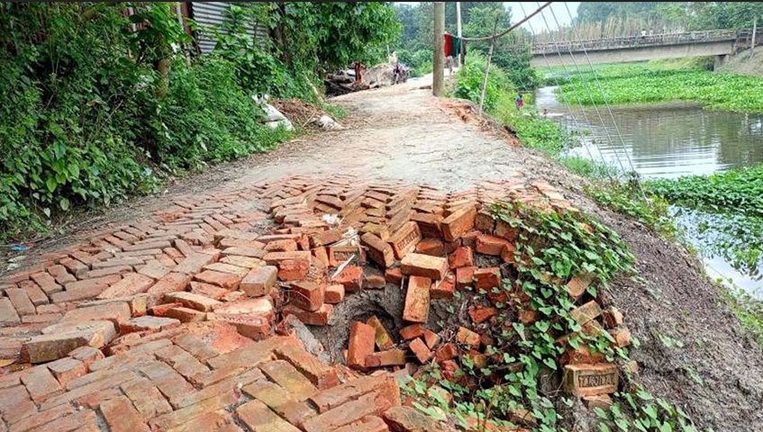 নির্মাণের মাস না পেরোতেই ধসে গেছে রাস্তা