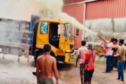 হিলি স্থলবন্দরের পানামা পোর্টের ভিতরে পণ্যবাহী ট্রাকে আগুন