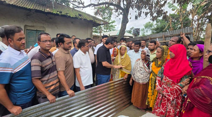 শিবগঞ্জে আগুনে সব হারানো পারভীনের পাশে দাঁড়াল বিএনপি