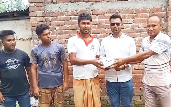 পাঁচবিবিতে যুবকদের মাঝে ছাত্রনেতার ফুটবল বিতরণ