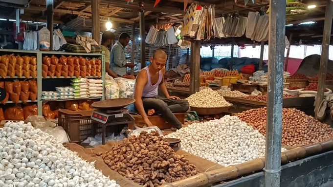 হিলিতে বেড়েছে আলু, পেঁয়াজ ও ডিমের দাম, বিপাকে নিম্ন আয়ের মানুষ