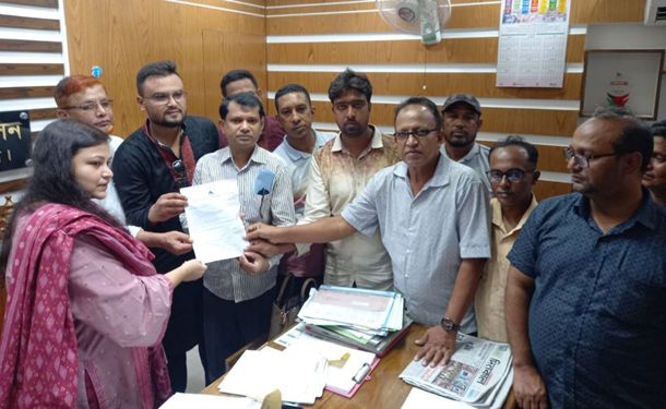 নিরাপদ সড়কের দাবিতে বিরামপুরে মানববন্ধন বিক্ষোভ মিছিল ও স্মারকলিপি প্রদান