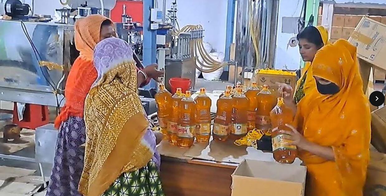 গোবিন্দগঞ্জর মহিমাগঞ্জে ধানের কুড়ায় উৎপাদিত  পুষ্টিগুণ সম্পন্ন ভোজ্য তেল  সৃষ্টি হয়েছে  নতুন কর্মসংস্থানের