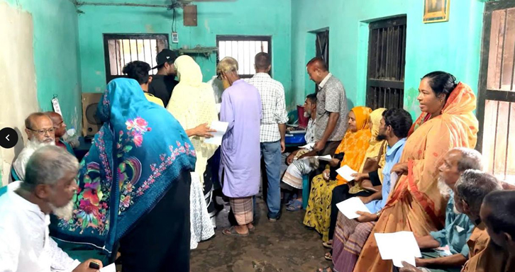 হিলিতে বিনামূল্যে চক্ষু শিবির অনুষ্ঠিত