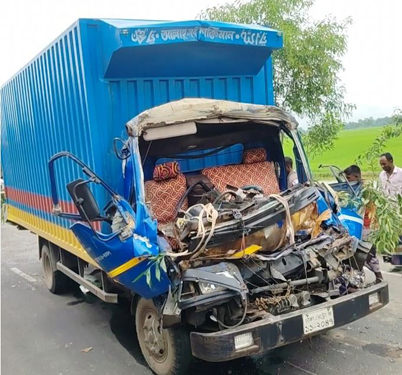 নবাবগঞ্জে ট্রাক-কাভার্ড ভ্যানের মুখোমুখি সংঘর্ষে কাভার্ড ভ্যান চালকের মৃত্যু