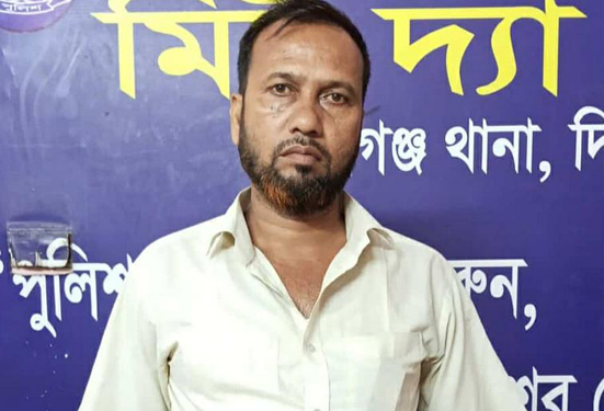 নবাবগঞ্জে পুলিশের অভিযানে মাদক কারবারী গ্রেফতার