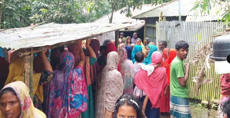 বগুড়ায় গৃহবধূর মৃত্যুতে সতীনকে গাছে বেঁধে রাখল বিক্ষুব্ধ জনতা