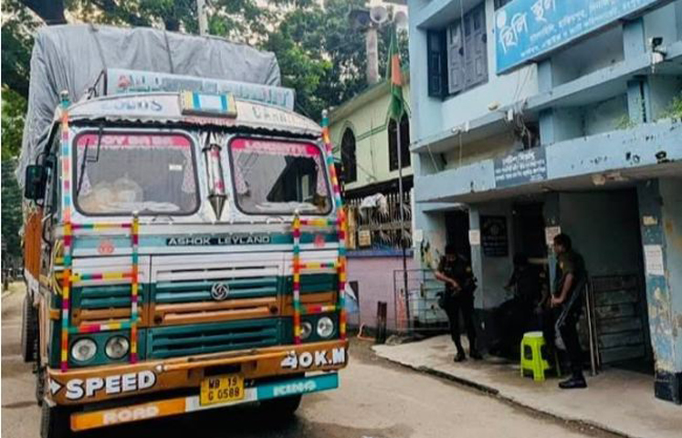 প্রায় ৪ মাস বন্ধের পর হিলি স্থলবন্দর দিয়ে চাল আমদানি শুরু