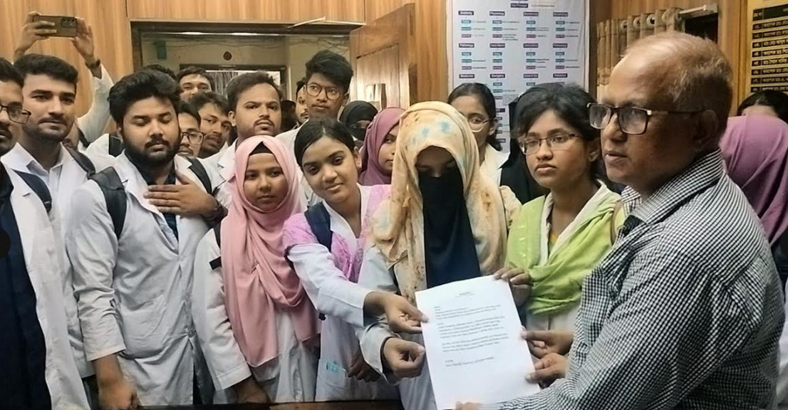 দিমেক কলেজের অধ্যক্ষের বিরুদ্ধে ষড়যন্ত্র করায় শিক্ষার্থীদের মানববন্ধন ও স্মারকলিপি পেশ