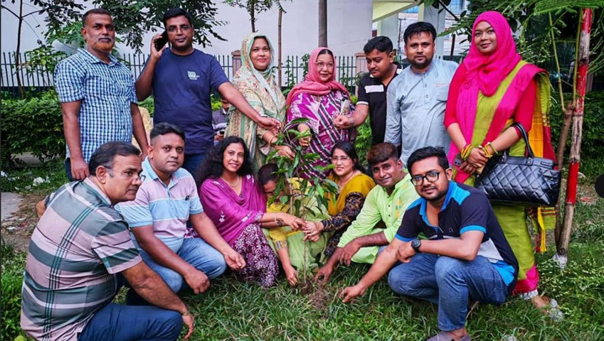 বগুড়ায় জাতীয় কবিতা মঞ্চের বৃক্ষ রোপণ অভিযান