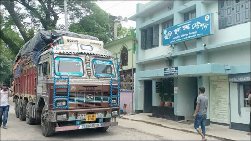 হিলি স্থলবন্দর দিয়ে শুল্কমুক্ত ৪৮ হাজার টন চাল আমদানি