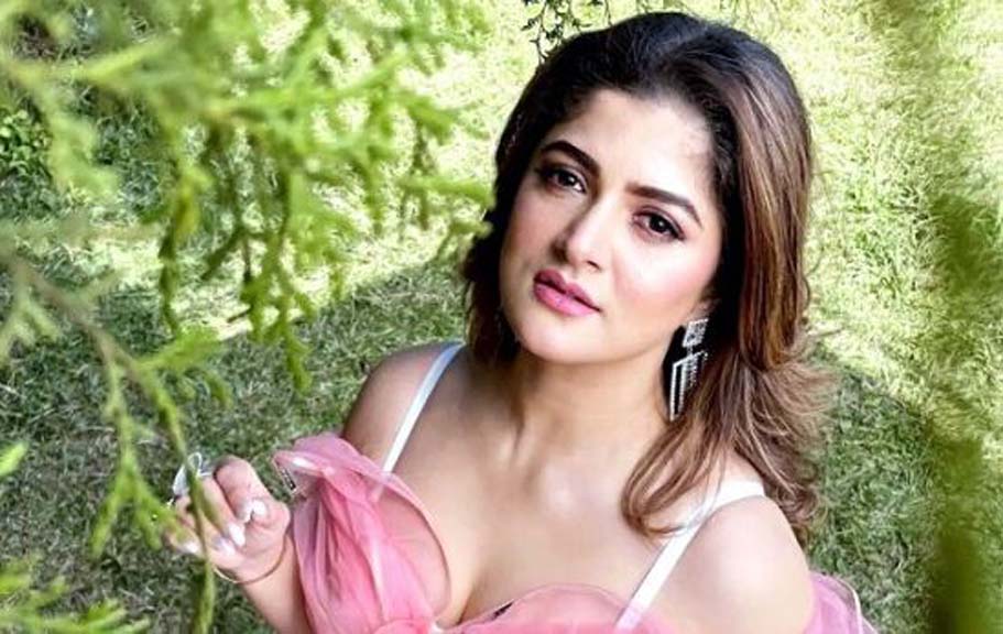 ছেলের বন্ধুরা আমাকে দিদি বলে ডাকে: শ্রাবন্তী