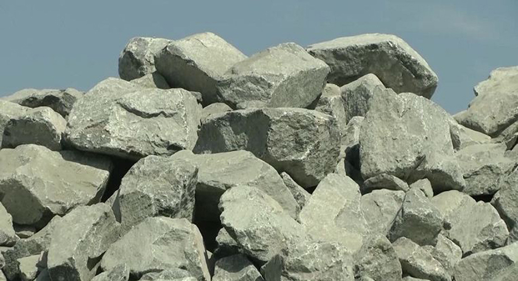 বিষ্ফোরকের অভাবে চারদিন বন্ধের পর মধ্যপাড়া পাথরখনিতে শুরু হয়েছে পাথর উত্তোলন