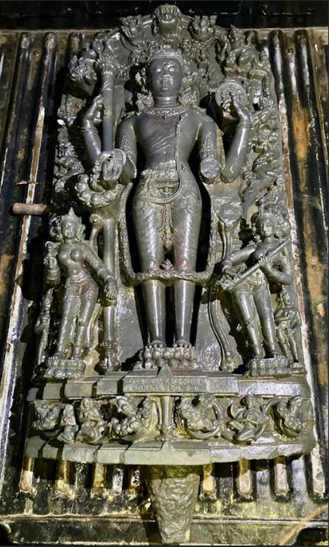 বগুড়ায় পুকুর থেকে দুই কোটি টাকা মূল্যের কষ্টি পাথরের বিষ্ণু মূর্তি উদ্ধার : গ্রেফতার ২