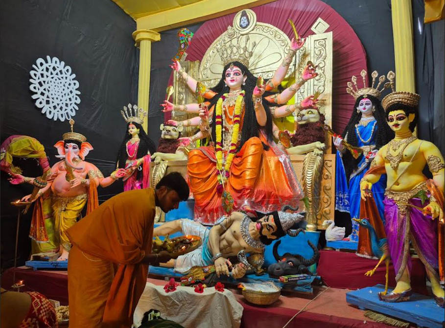 বগুড়ায় এবার নজর কাড়ছে ১৬ ফুটের দুর্গা প্রতিমা কলকাতার সল্টলেকের দুর্গা প্রতিমা তৈরি ও পূজা মণ্ডপ অনুসরণ করে সাজানো হয়েছে