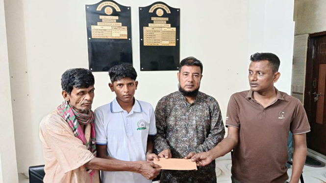 আফিফের ডাক্তার হওয়ার স্বপ্ন পূরণের দায়িত্ব নিলেন সারিয়াকান্দি বণিক সমিতি