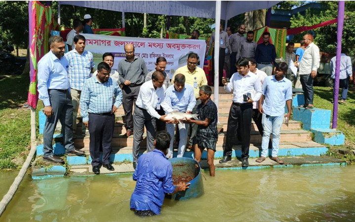 দিনাজপুরের ঐতিহাসিক রামসাগরের জলমহালে মৎস্য অবমুক্ত করলেন জেলা প্রশাসক মো. রফিকুল ইসলাম   