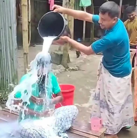 পলাশবাড়ীতে স্ত্রী'কে তালাক দিয়ে ৪০ কেজি দুধ দিয়ে গোসল করলেন লিটন ফারাজি