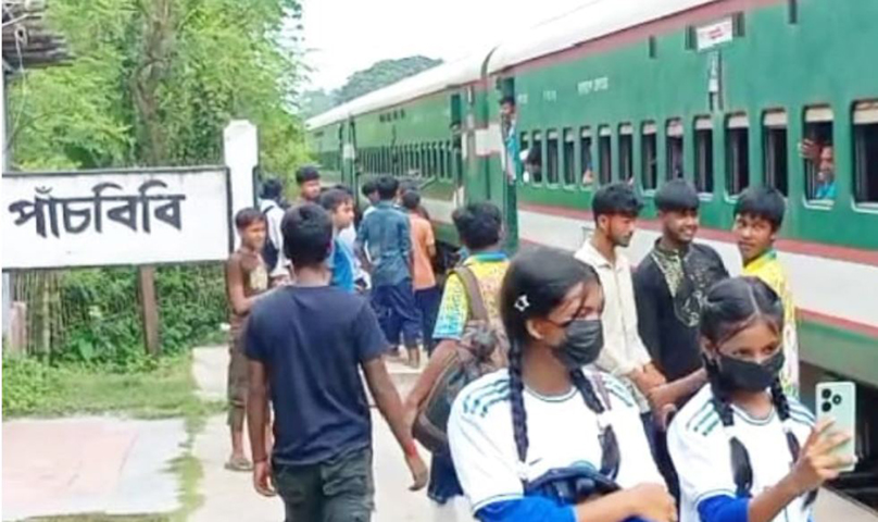 পাঁচবিবি প্ল্যাটফর্ম ছোট ট্রেন বড়, ভোগান্তি যাত্রীদের