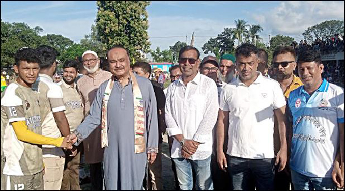 ওয়ার্ড কাউন্সিলর কাপ ফুটবল টুর্নামেন্টের তৃতীয় কোয়াটার ফাইনাল ম্যাচে ০-২ গোলে মুন্সিপাড়া ওয়ারিয়র্স জয়ী