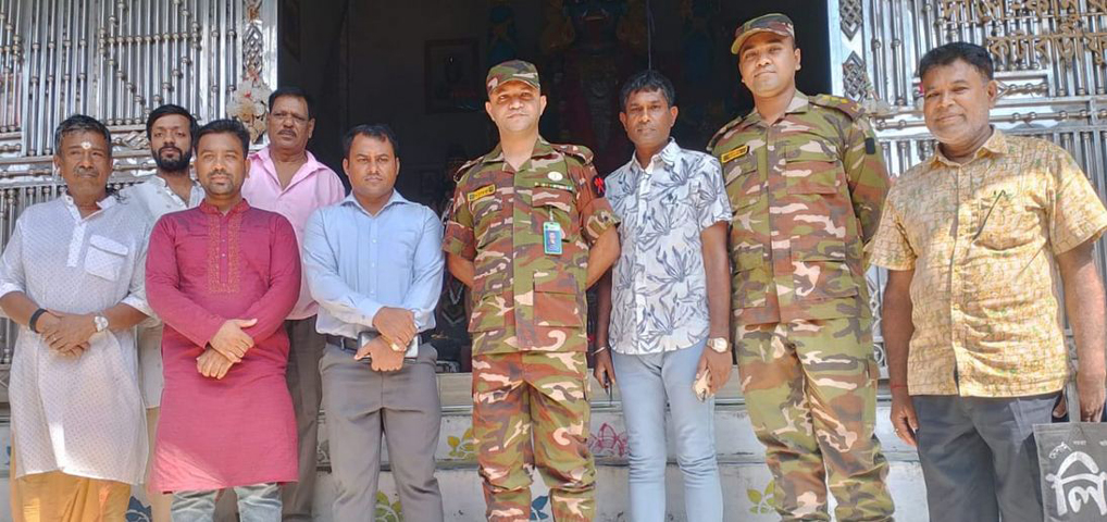 শান্তি-সম্প্রীতির বার্তা নিয়ে ফুলবাড়ীতে পূজা মণ্ডপে আইনশৃঙ্খলা বাহিনী