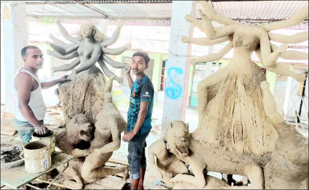 মিঠাপুকুরে শারদীয় দুর্গাপূজা উপলক্ষে মন্ডপে মন্ডপে চলছে প্রতিমা তৈরী