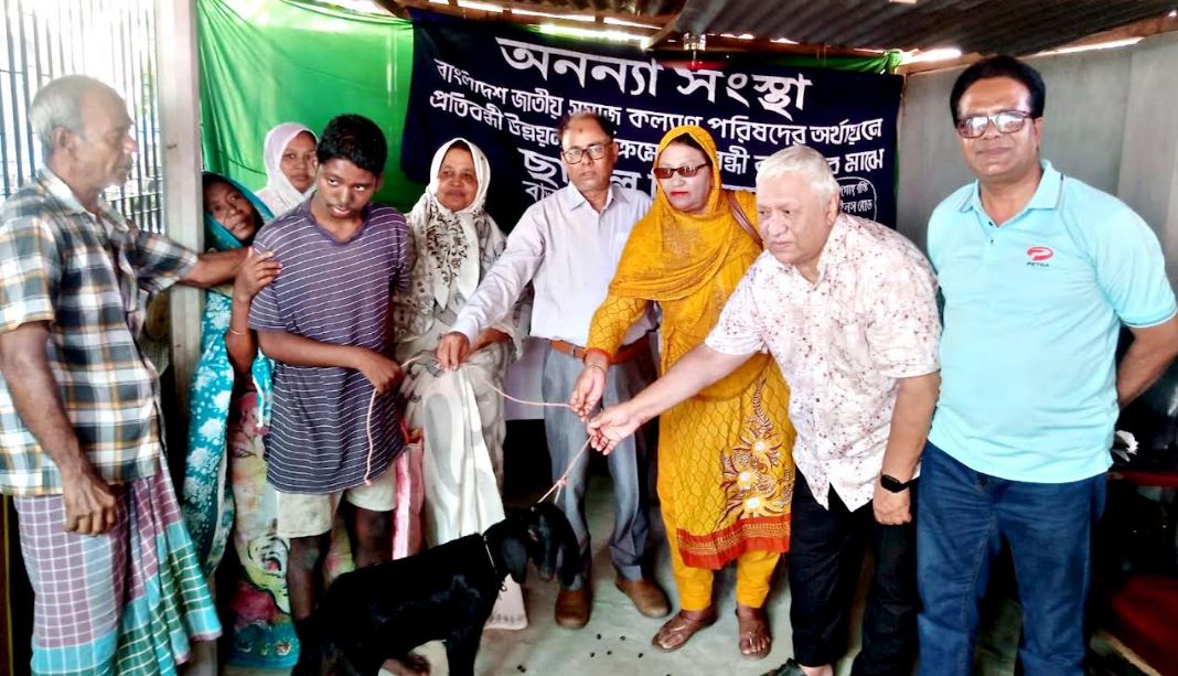 দিনাজপুরে অনন্যা সংস্থার উদ্যোগে প্রতিবন্ধী ব্যক্তিদের মাঝে ছাগল ও হুইল চেয়ার বিতরণ