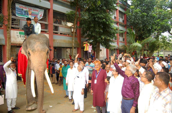 বগুড়ায় হাতির পিঠে চড়ে কলেজ অধ্যক্ষের রাজকীয় বিদায়