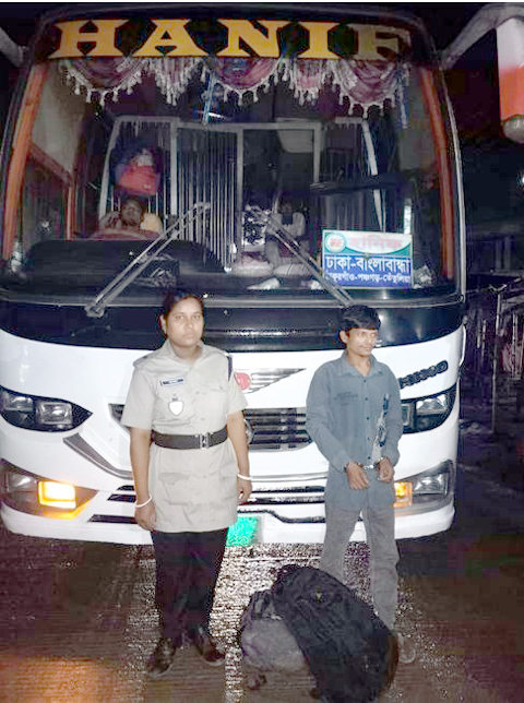 পলাশবাড়ীতে মাদকদ্রব্য নিয়ন্ত্রণের অভিযানে সাড়ে ৪ কেজি গাঁজাসহ মাদক কারবারী তরিকুল গ্রেফতার