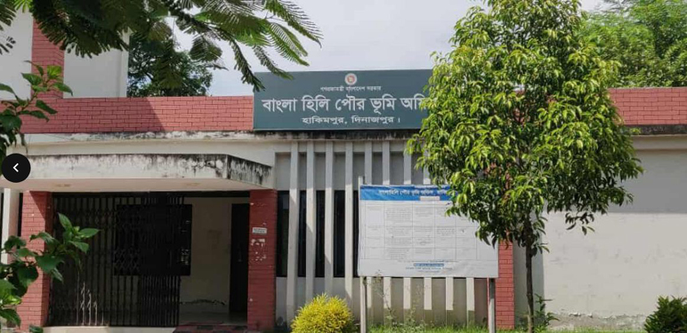 অন্যদের জমি খারিজ হয়, আমারটা হয় না, হিলি ভূমি অফিসে ভুক্তভোগীর কান্না