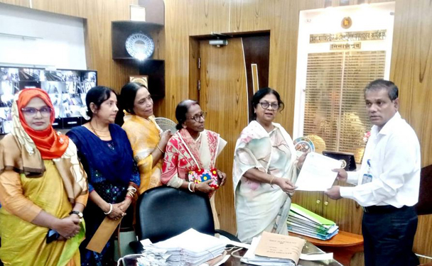 দিনাজপুরে শান্তিপূর্ণভাবে দুর্গোৎসব পালন নিশ্চিত করতে জেলা প্রশাসকের কাছে বাংলাদেশ মহিলা পরিষদের স্মারকলিপি প্রদান