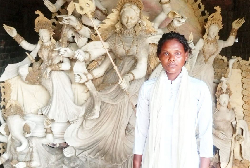 কলেজ ছাত্রী রুমিলার কাঁধে সমাজের গুরু দায়িত্ব