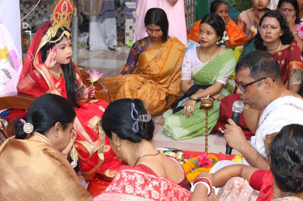 ফুলবাড়ীতে ধর্মীয় আহবে কুমারী পূজা অনুষ্ঠিত