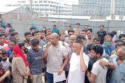 চিরিরবন্দরে ট্রিলিয়ন গোল্ড লিমিটেডের শ্রমিকদের বেতন বৃদ্ধিসহ ২৬ দফা দাবি, কর্মবিরতি ও মহাসড়ক অবরোধ