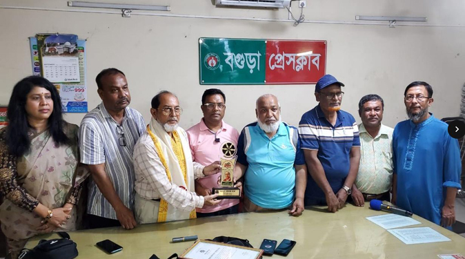 বগুড়া লেখক চক্রের সম্মাননা পেলেন প্রেসক্লাবের সভাপতি রানু