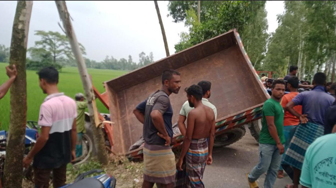 চিরিরবন্দরে ট্রাক্টর ও অটোচার্জারের মুখোমুখি সংঘর্ষে ৪ জন গুরুতর আহত