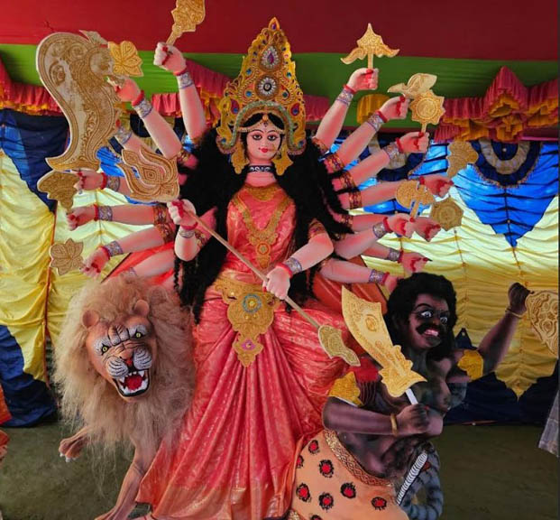 ভারতের আদলে অষ্টাদশ বাহুর দুর্গা প্রতিমায় পূজা হচ্ছে বগুড়ার শিবগঞ্জে