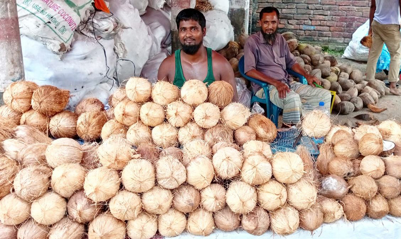 পাঁচবিবিতে পুজার নারিকেল আগুনের ঝাজ